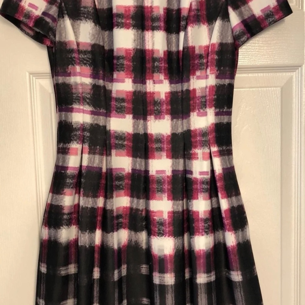 Adorable Vince Camuto Size 6 Lined Dress